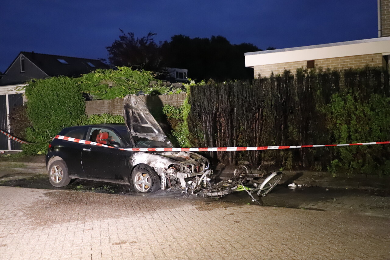 Opnieuw autobrand in Hoogeveen: omwonenden voorkomen erger