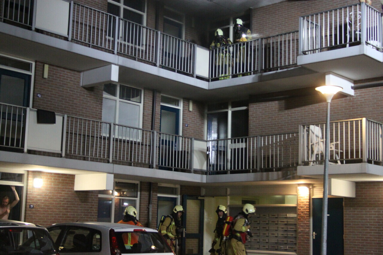 Forse rookontwikkeling bij brand in trappenhuis appartementencomplex in Assen