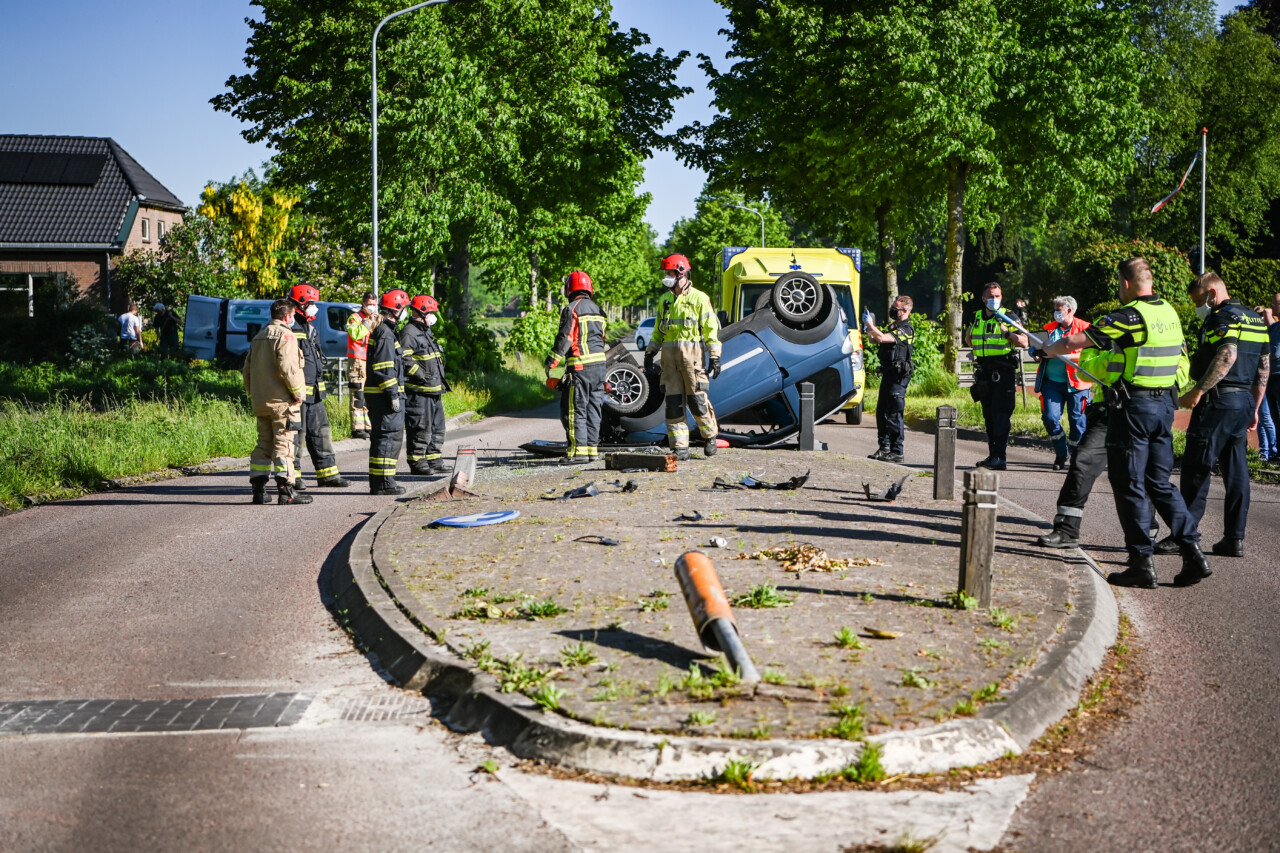 Voertuig beland op dak na botsing in Borgercompagnie