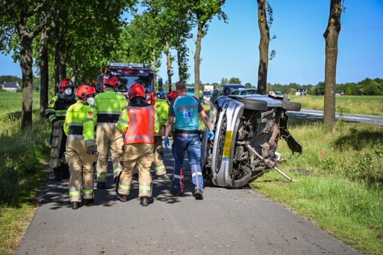 Bestuurder botst met auto op boom in Kolham