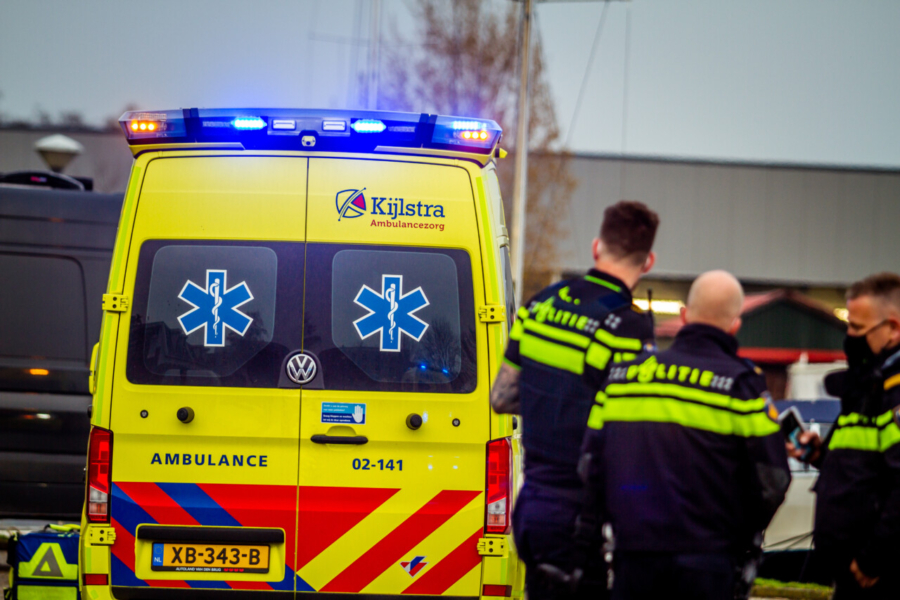 Man bedreigt ambulancemedewerkers met mes: Ambulance rijdt met spoed weg