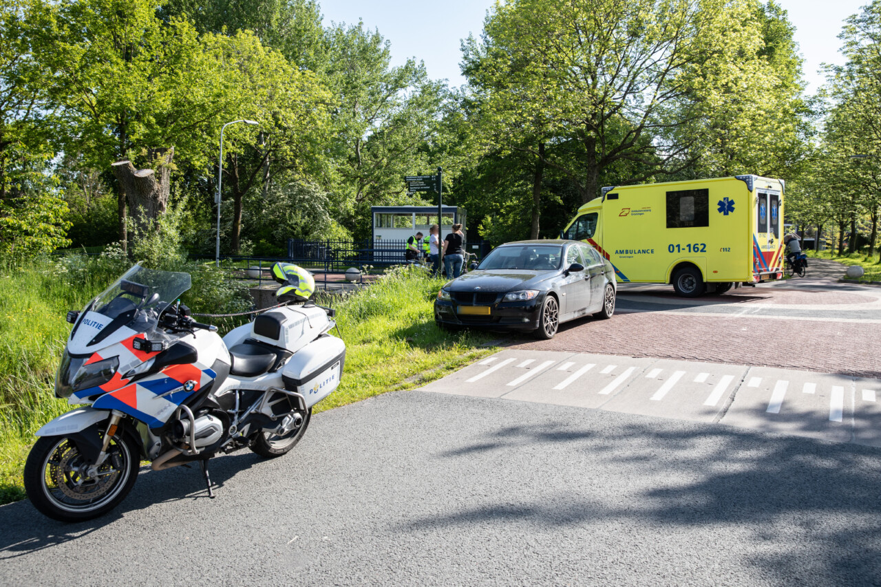 Scooterrijder gewond na botsing met auto in Zuidhorn