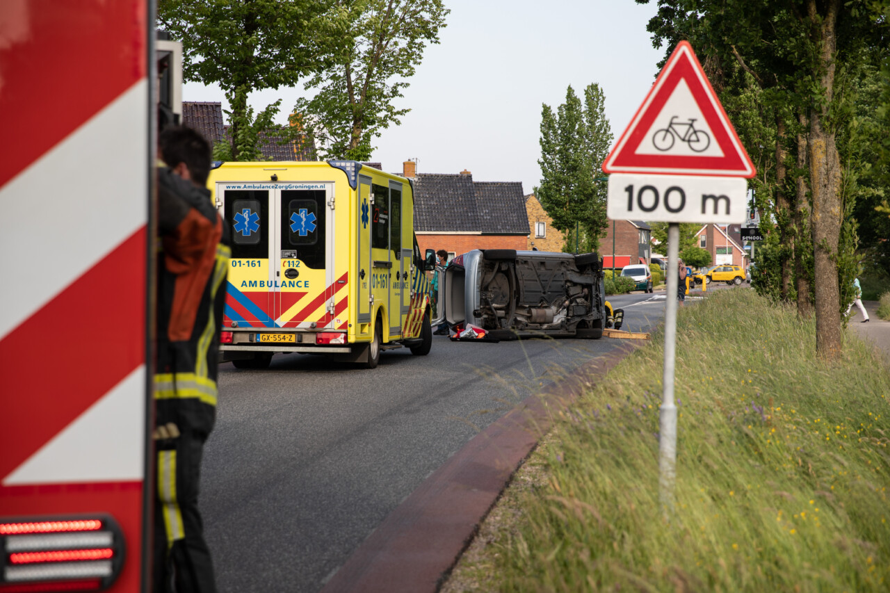 Auto belandt op zijn kant op N980 bij Oldekerk