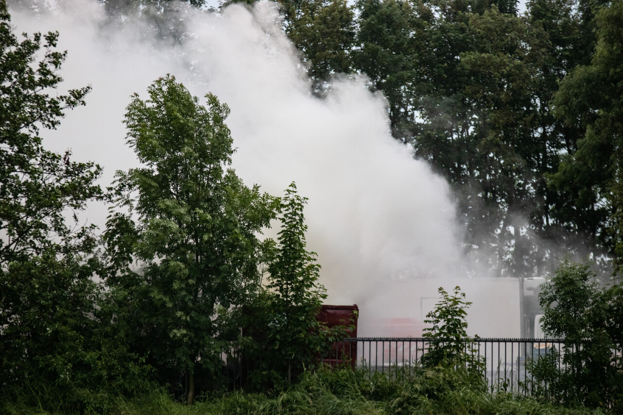 Veel rookontwikkeling bij brand in zeecontainers in Jelsum
