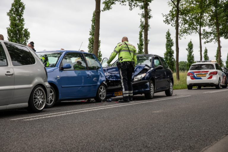 Kop-staartbotsing tussen drie voertuigen op N388 bij Boerakker