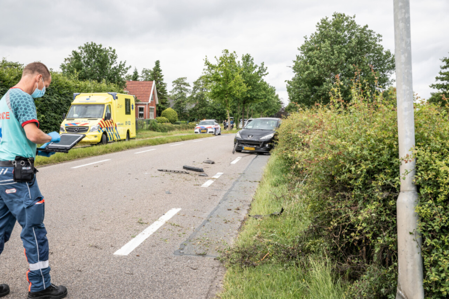 Auto botst tegen lantaarnpaal bij Tolbert