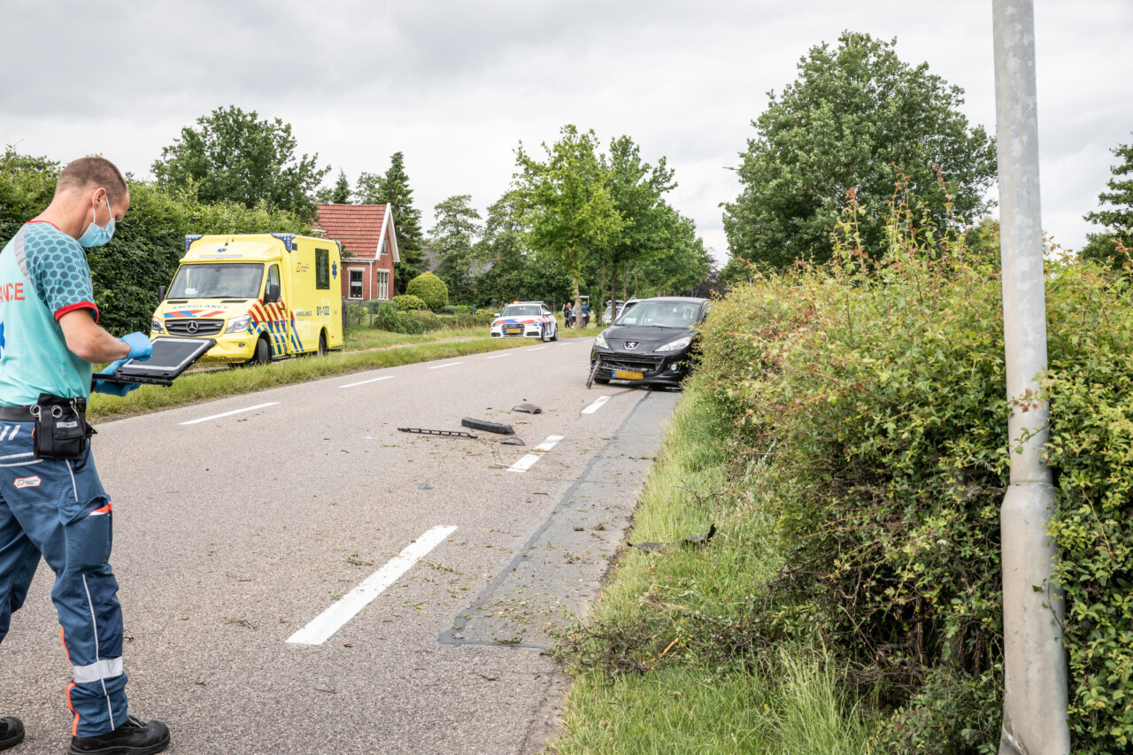 Auto botst tegen lantaarnpaal bij Tolbert