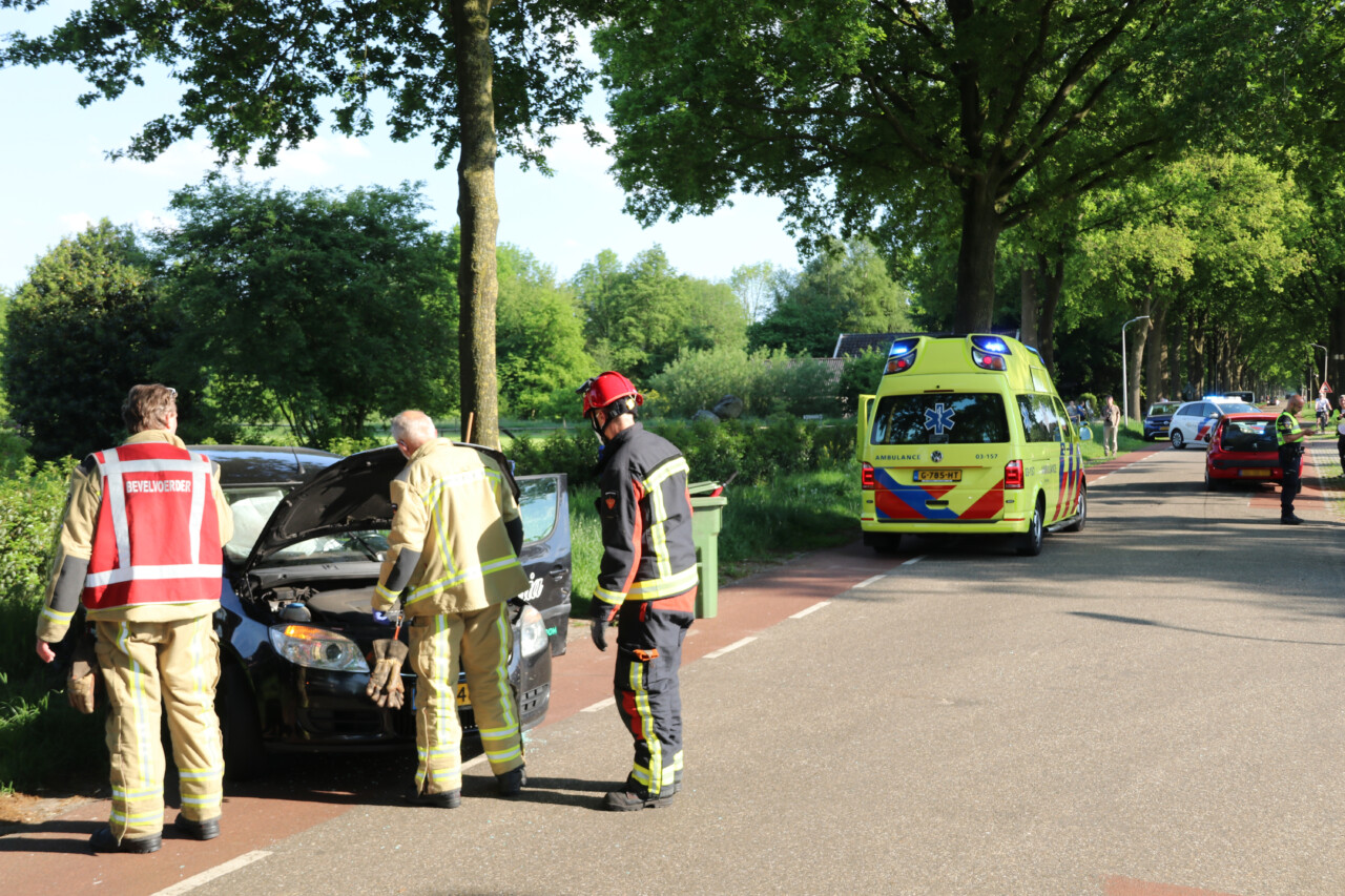 Twee auto’s botsen Hollandscheveld, brandweer opgeroepen