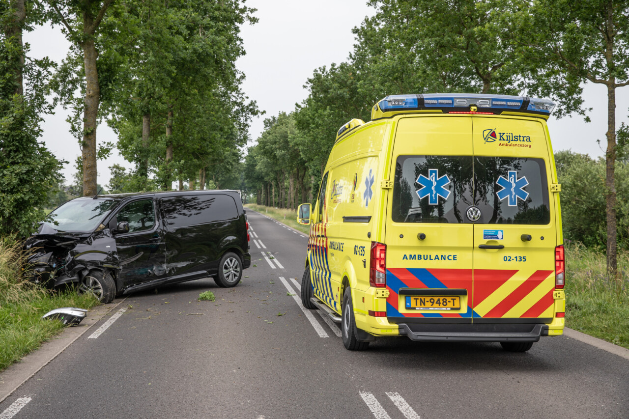 Auto en busje in botsing op N388 bij Oldekerk