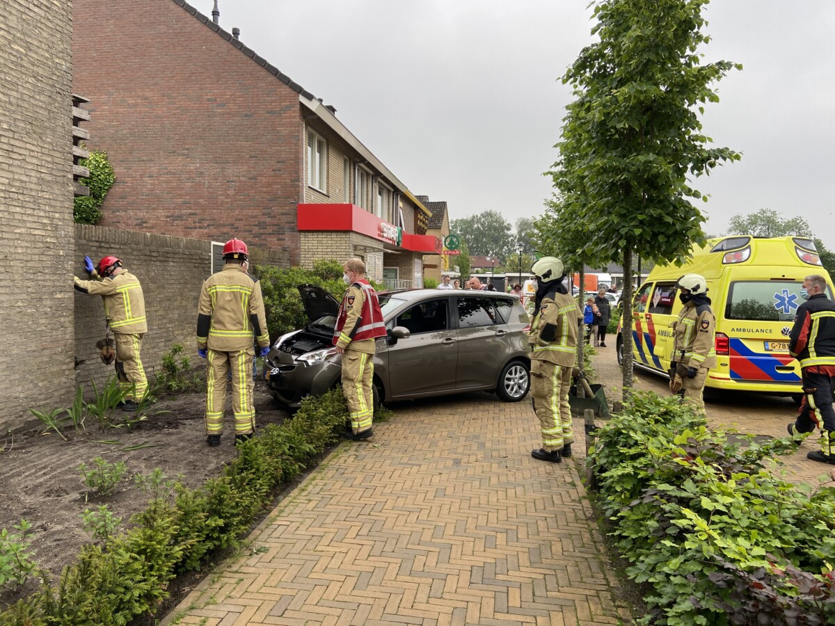 Auto rijdt tegen muur in Noordscheschut