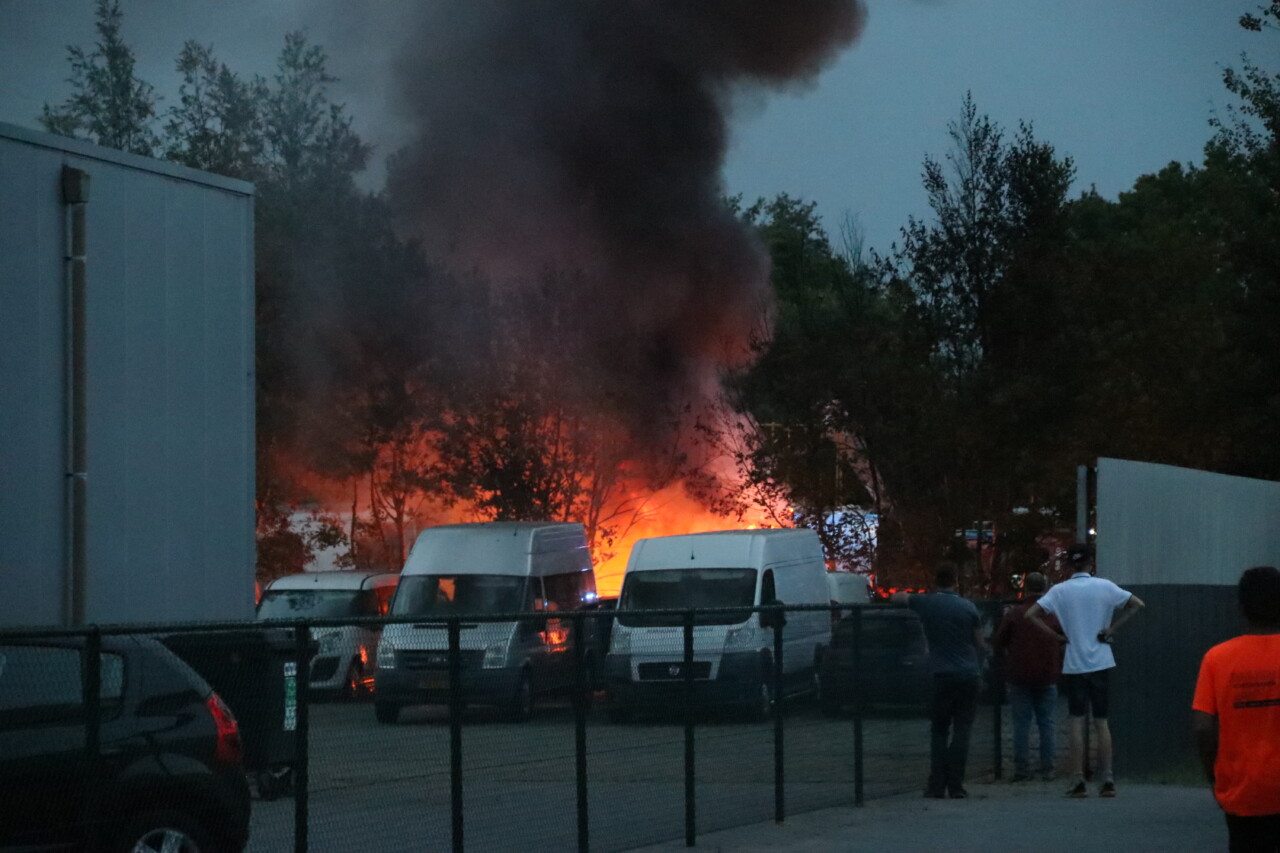 Meerdere auto’s in brand op bedrijventerrein in Hoogeveen