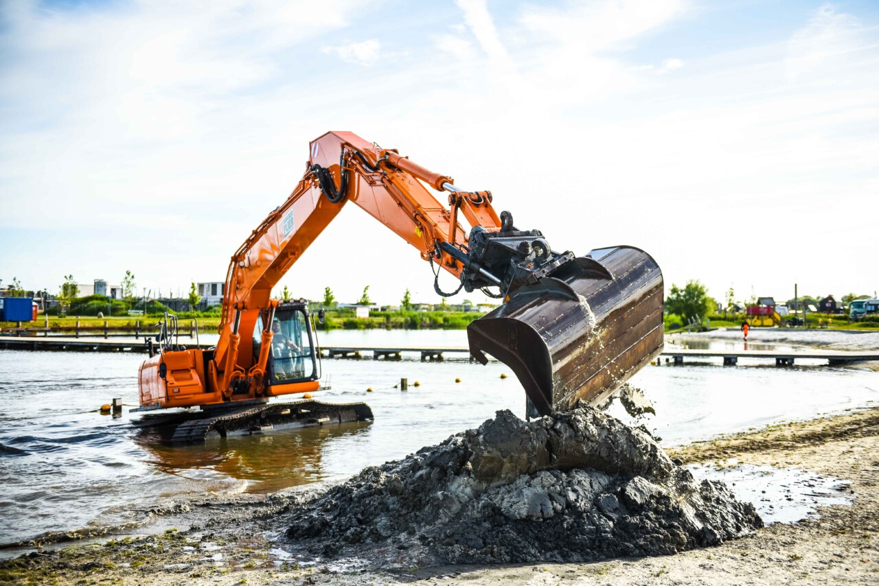Schoonmaakactie in Blauwestad begonnen na rotzooi op het strand