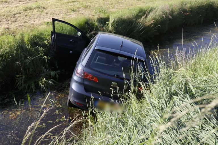 Auto belandt in sloot na stuurcorrectie bij Terherne