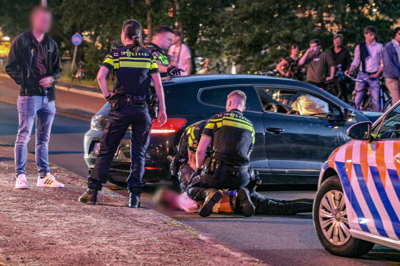 Twee mannen aangehouden na botsing tegen lantaarnpaal in Groningen