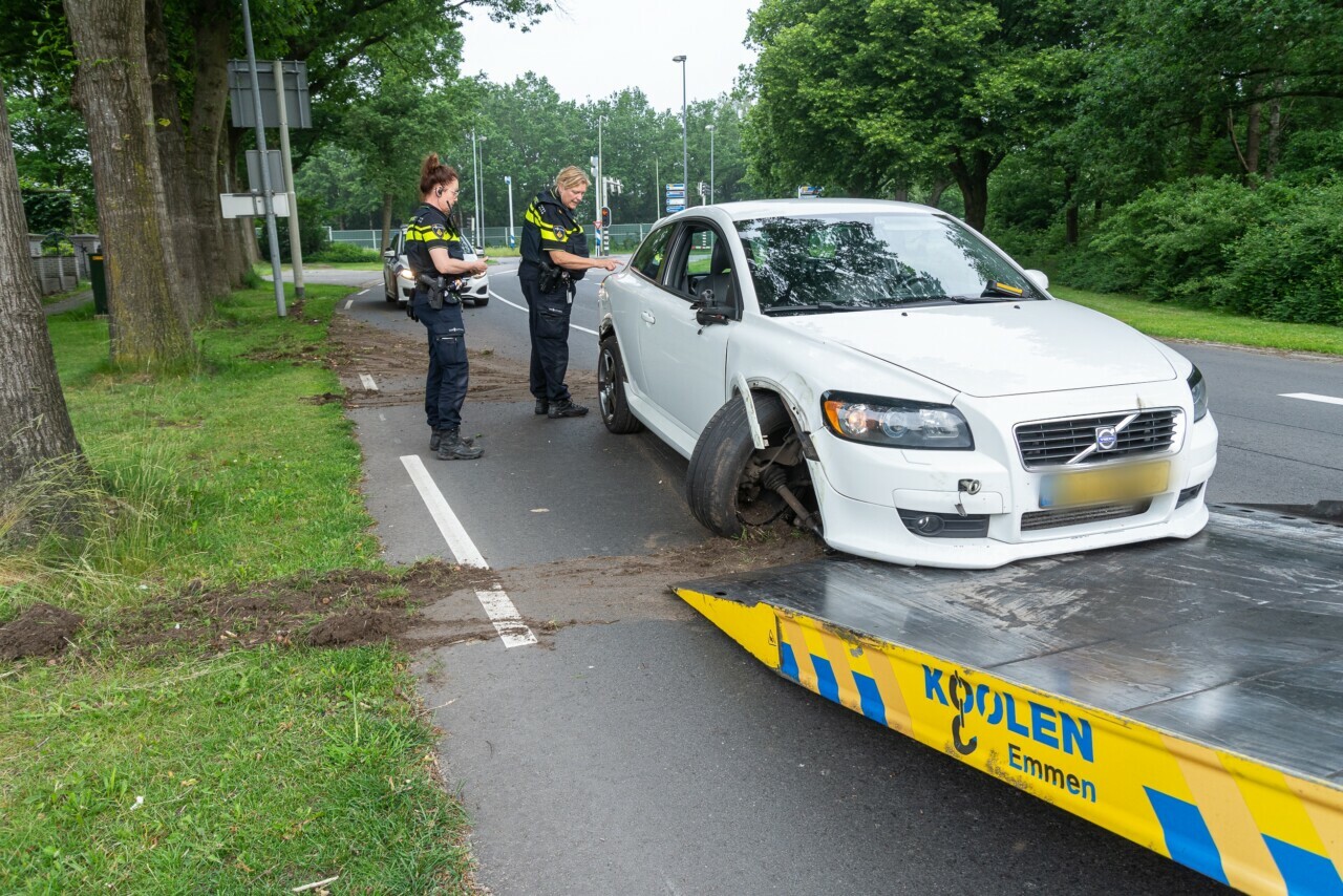 Dronken bestuurder botst tegen paal in Emmen