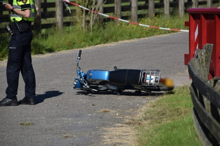 Brommerrijder gaat onderuit en raakt zwaargewond in Blije