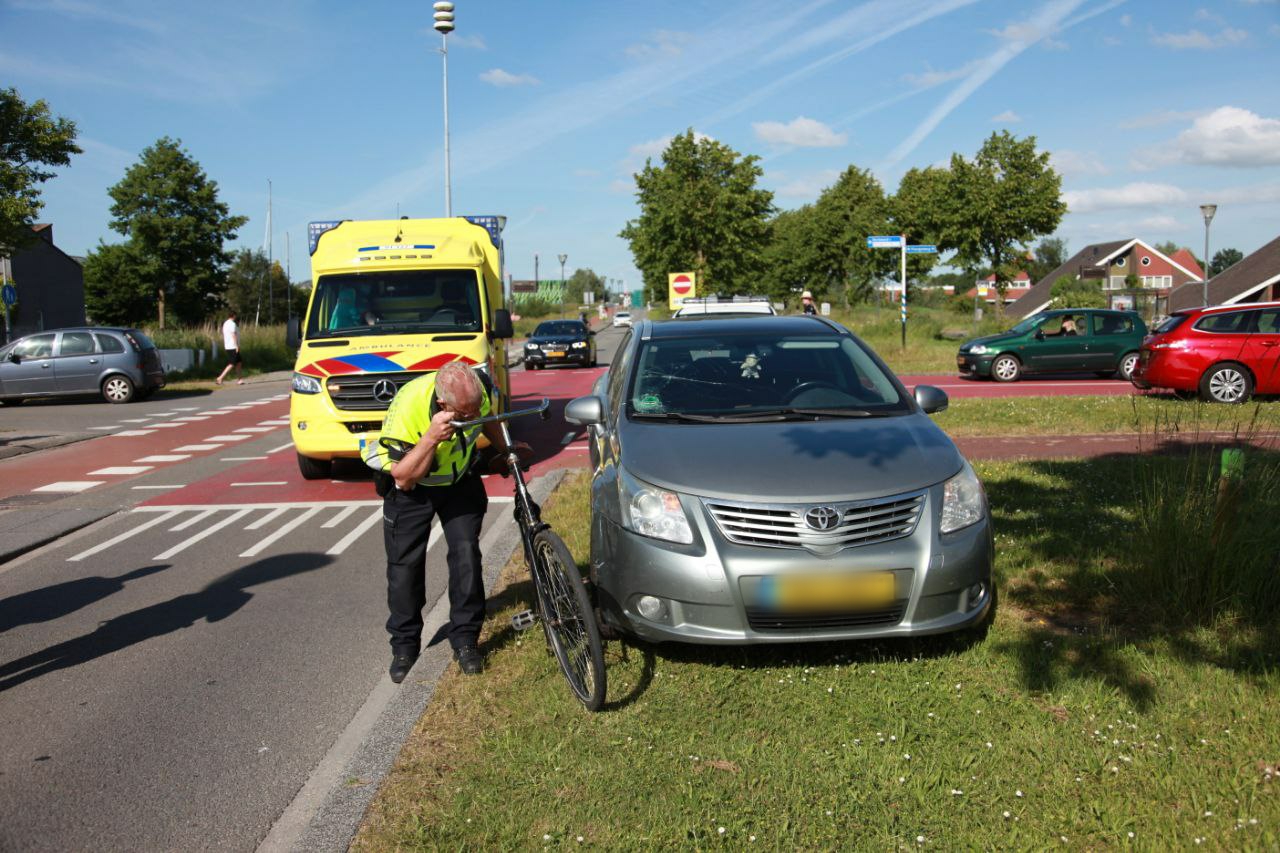 Fietsster gewond na aanrijding met auto in Groningen