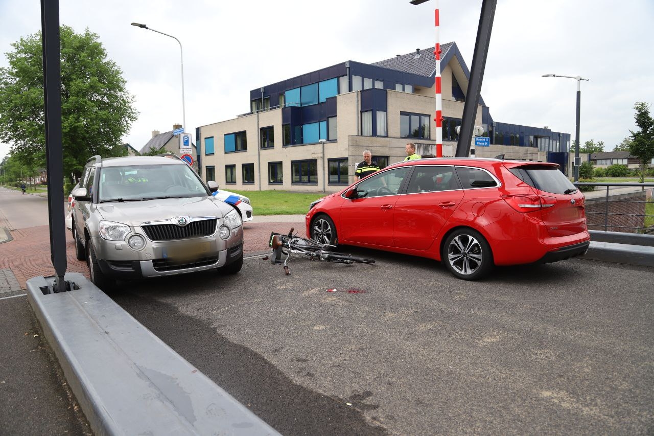 72-jarige fietser gewond bij botsing met twee auto’s in Drachten