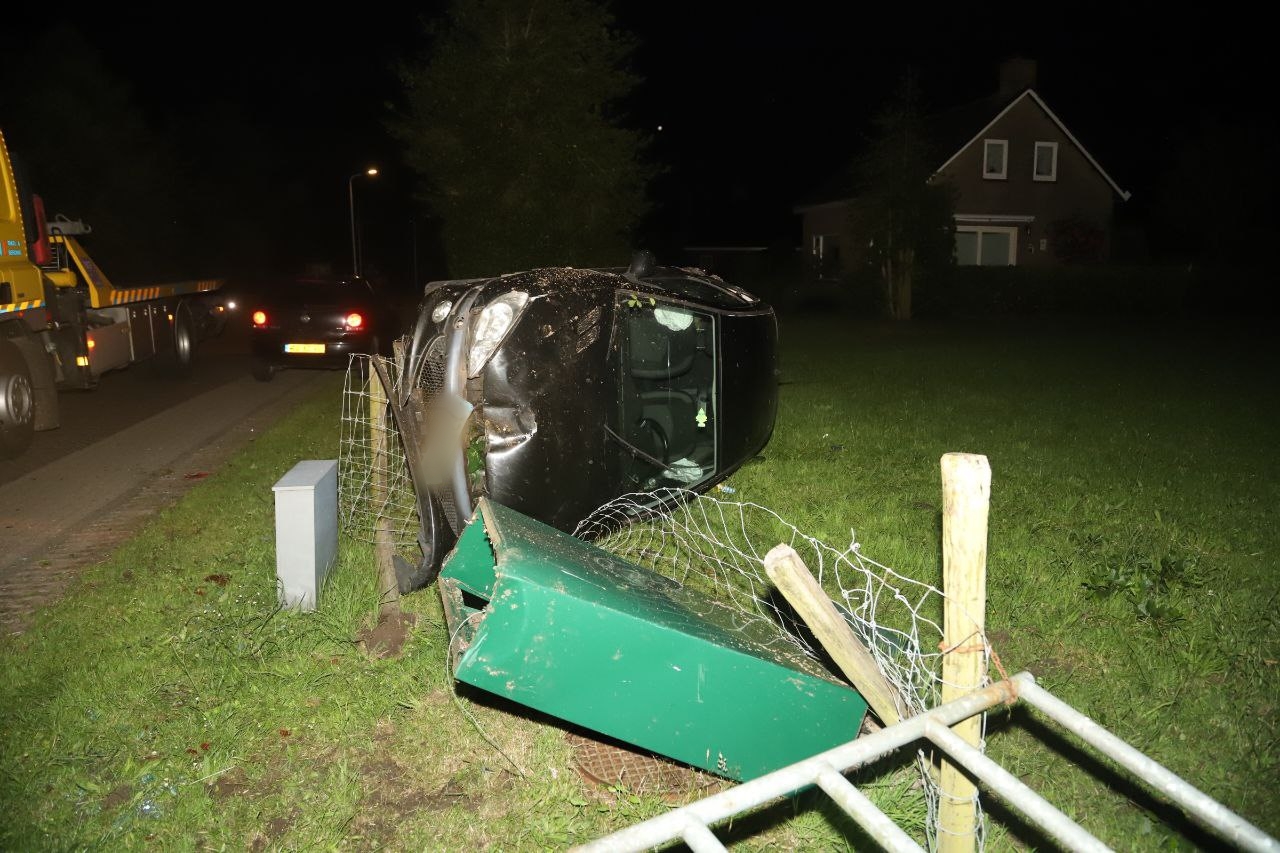 Drachtster (23) automobilist belandt op zijkant in Oudega