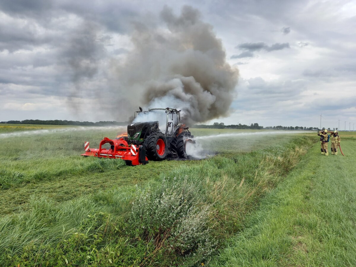 Tractor volledig uitgebrand in Bronnegerveen