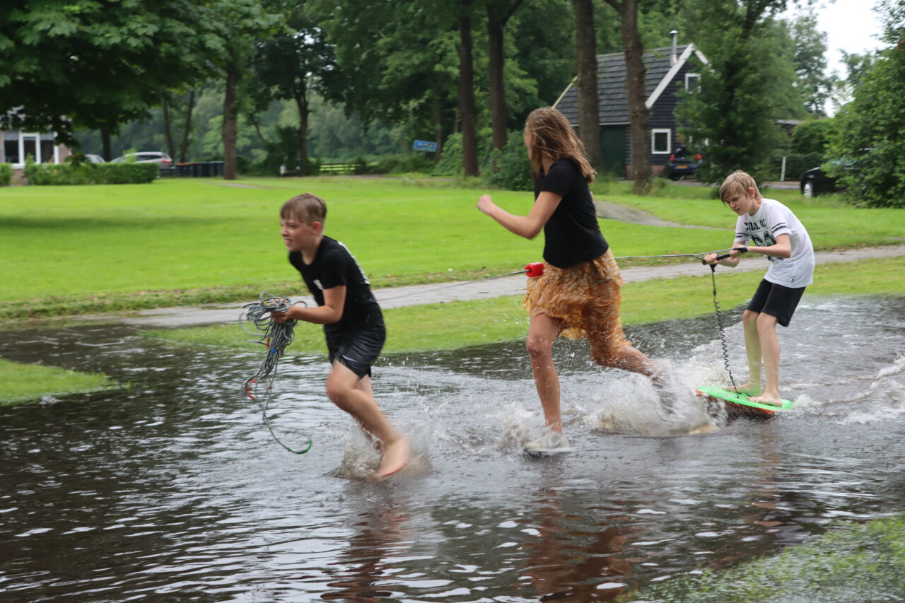 Straten onder water in het Noorden door hevige regenbuien (video)