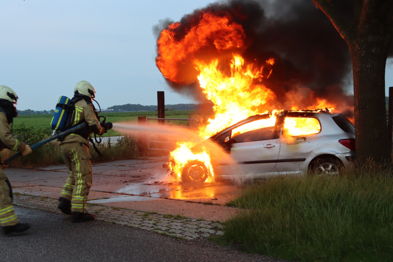 Auto volledig uitgebrand in Hoogeveen (video)