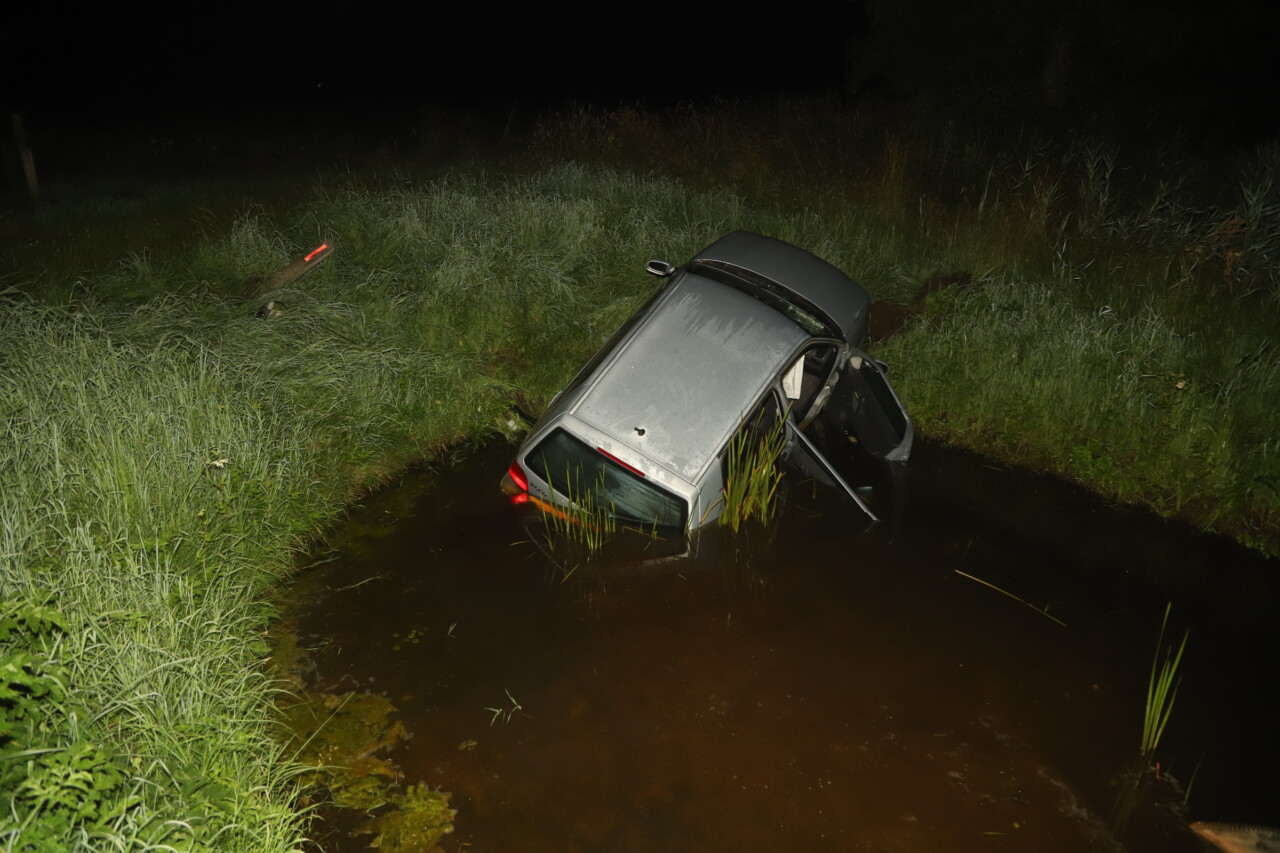 Bestuurder raakt van de weg en belandt in sloot bij Boerakker