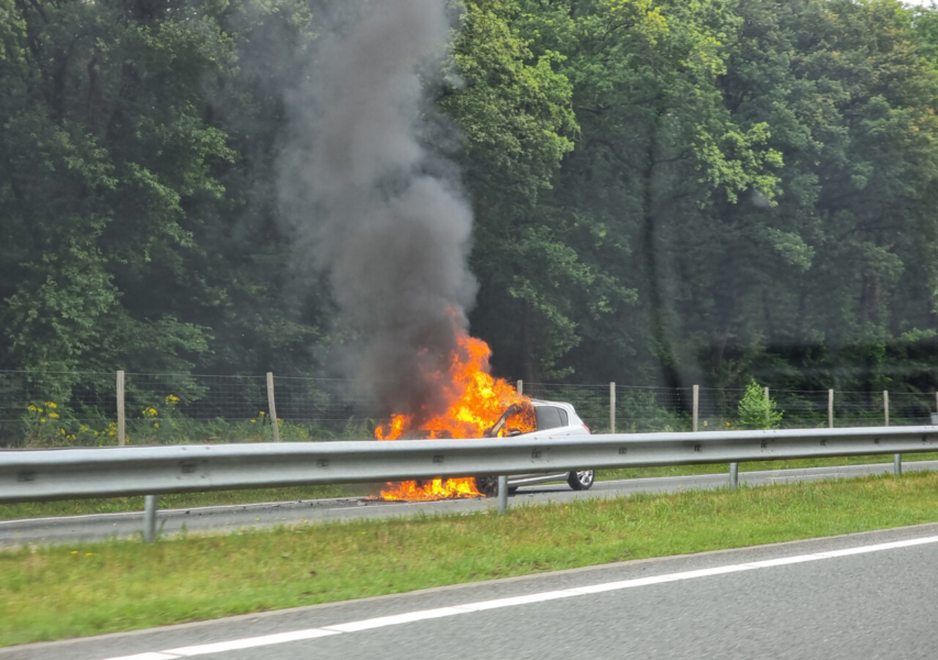 Auto uitgebrand op N33 na botsing tegen vrachtwagen bij Gieten