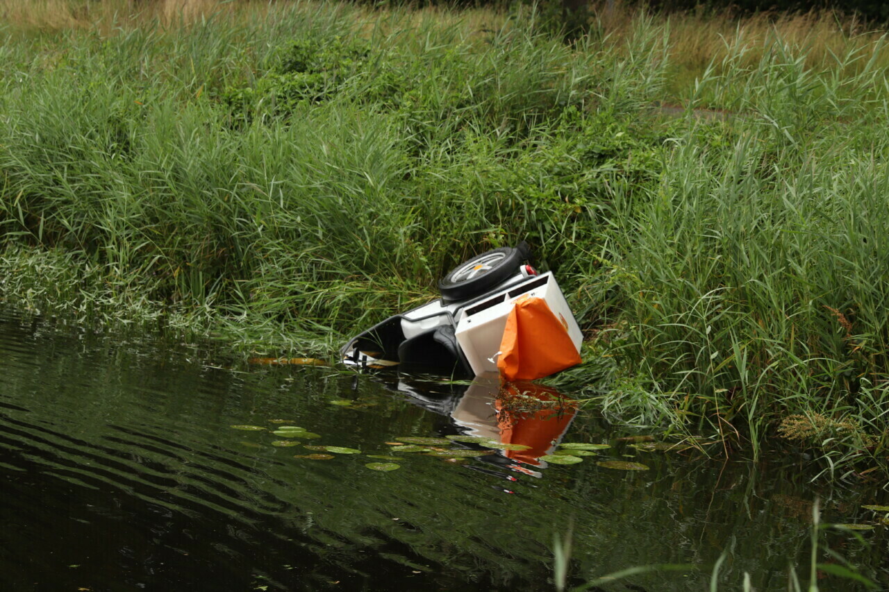 Postbezorger belandt met bromscooter in sloot in Joure