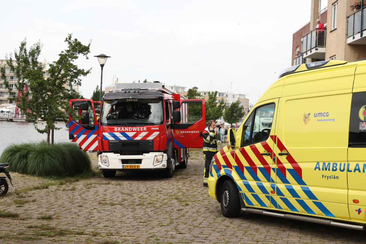 Twee boten in botsing met passagiersschip op water bij Sneek