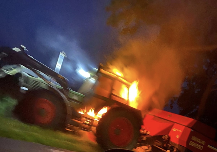 Tractor vliegt al rijdend in brand in Nij Beets