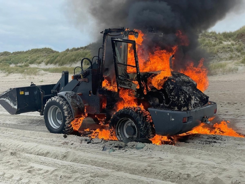 Shovel gaat verloren bij brand op strand Vlieland