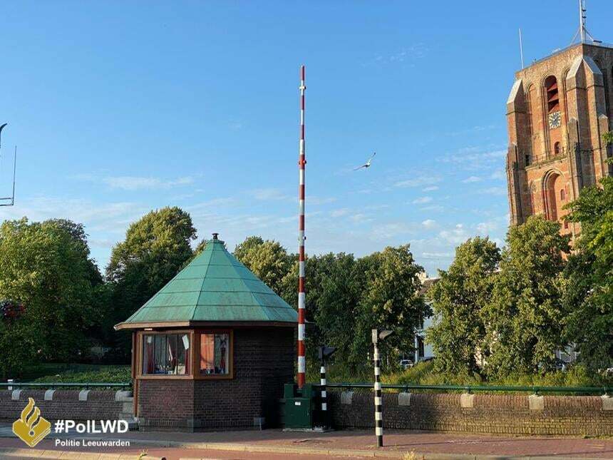 Man kruipt onder slagbomen door en mishandeld brugwachter in Leeuwarden
