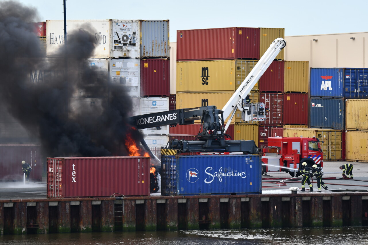 Heftruck in brand bij bedrijfspand in Harlingen