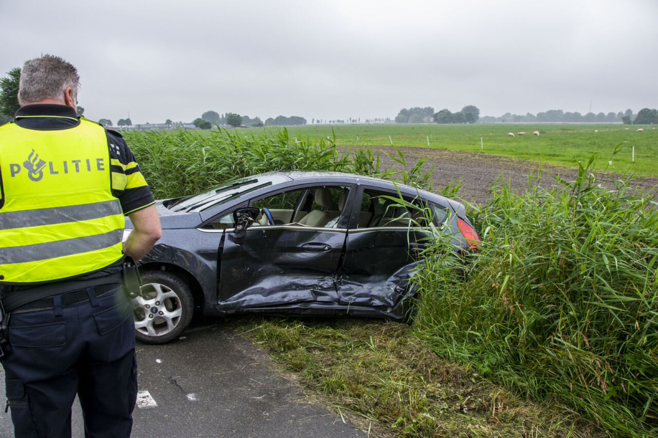Auto beschadigd bij ongeval op kruising bij Grijpskerk