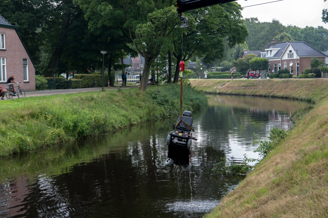 Persoon belandt met scootmobiel in de Opsterlandse Compagnonsvaart in Oosterwolde
