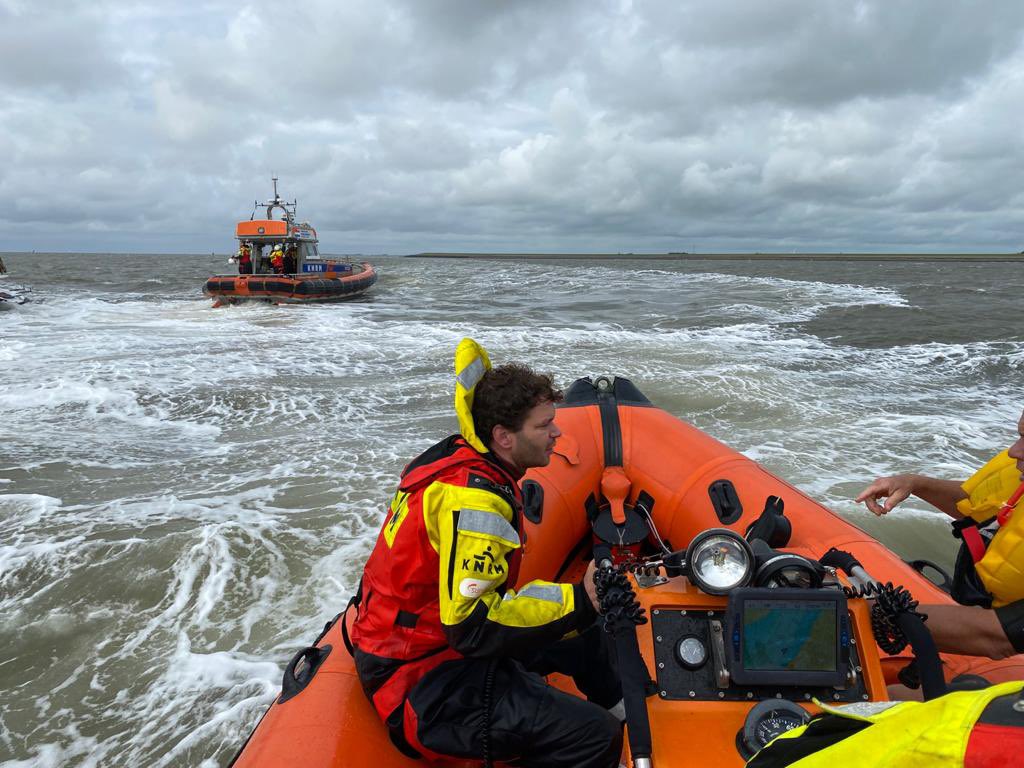 KNRM redt drenkeling van roeiboot