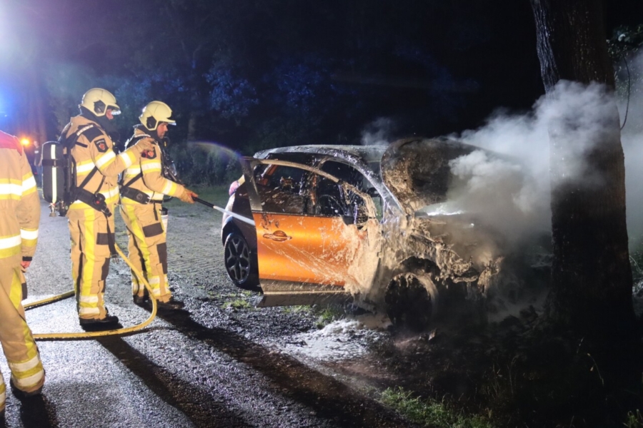 Auto brandt volledig uit in De Krim