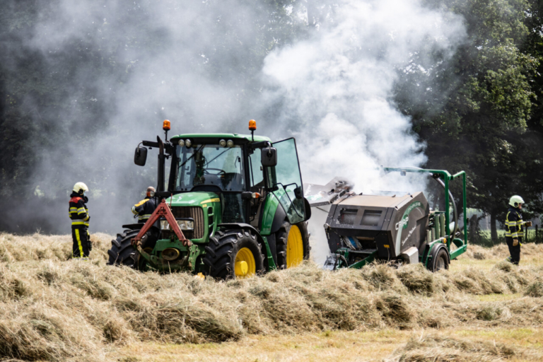 Balenpers vat vlam in weiland bij Opende