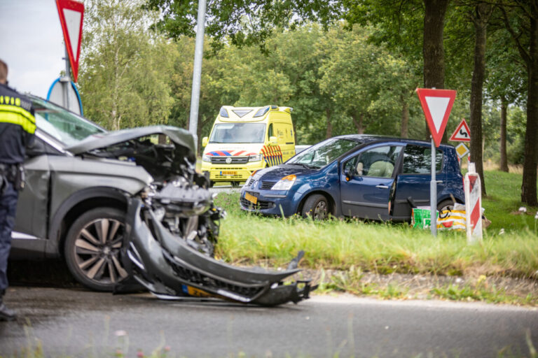 Auto’s botsen op kruising bij De Skieding