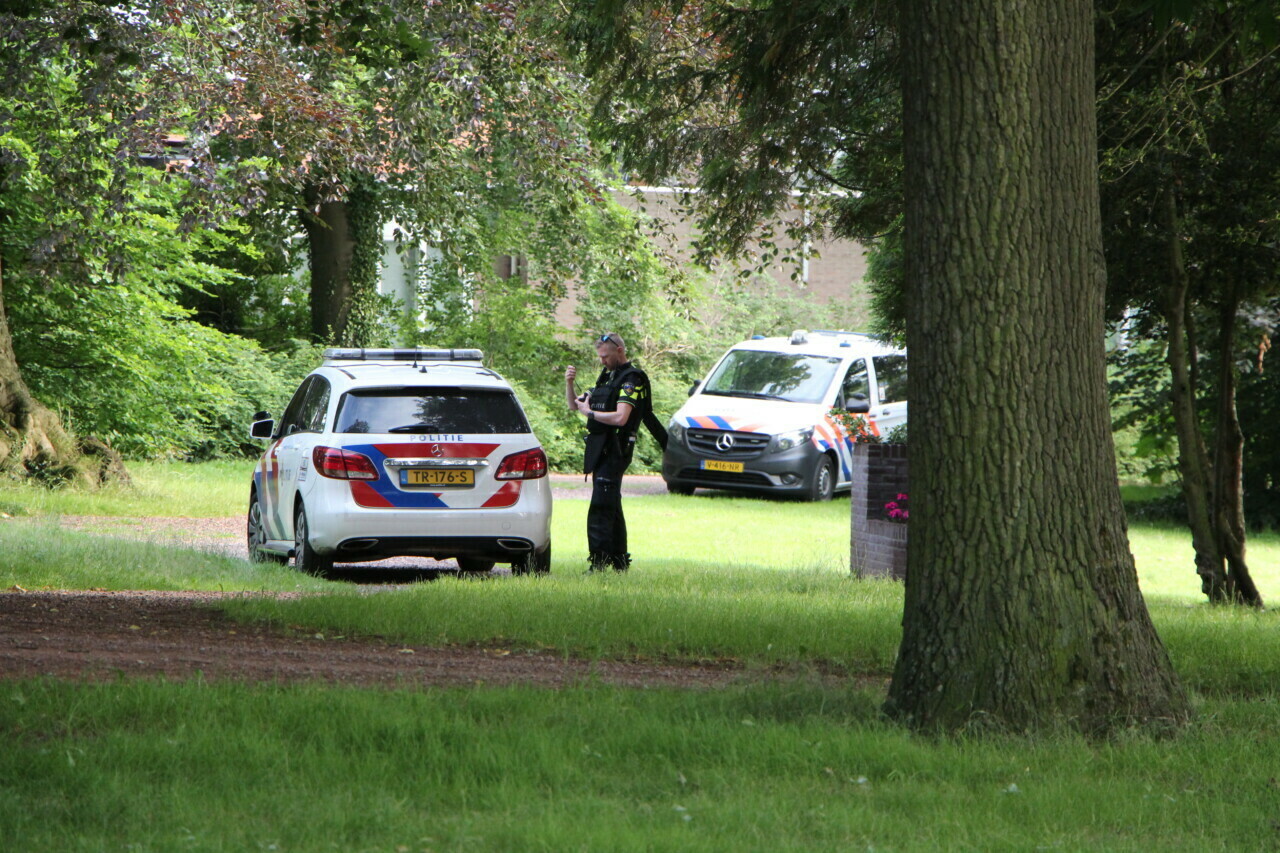 Auto crasht in voortuin in Drachten; één verdachte aangehouden