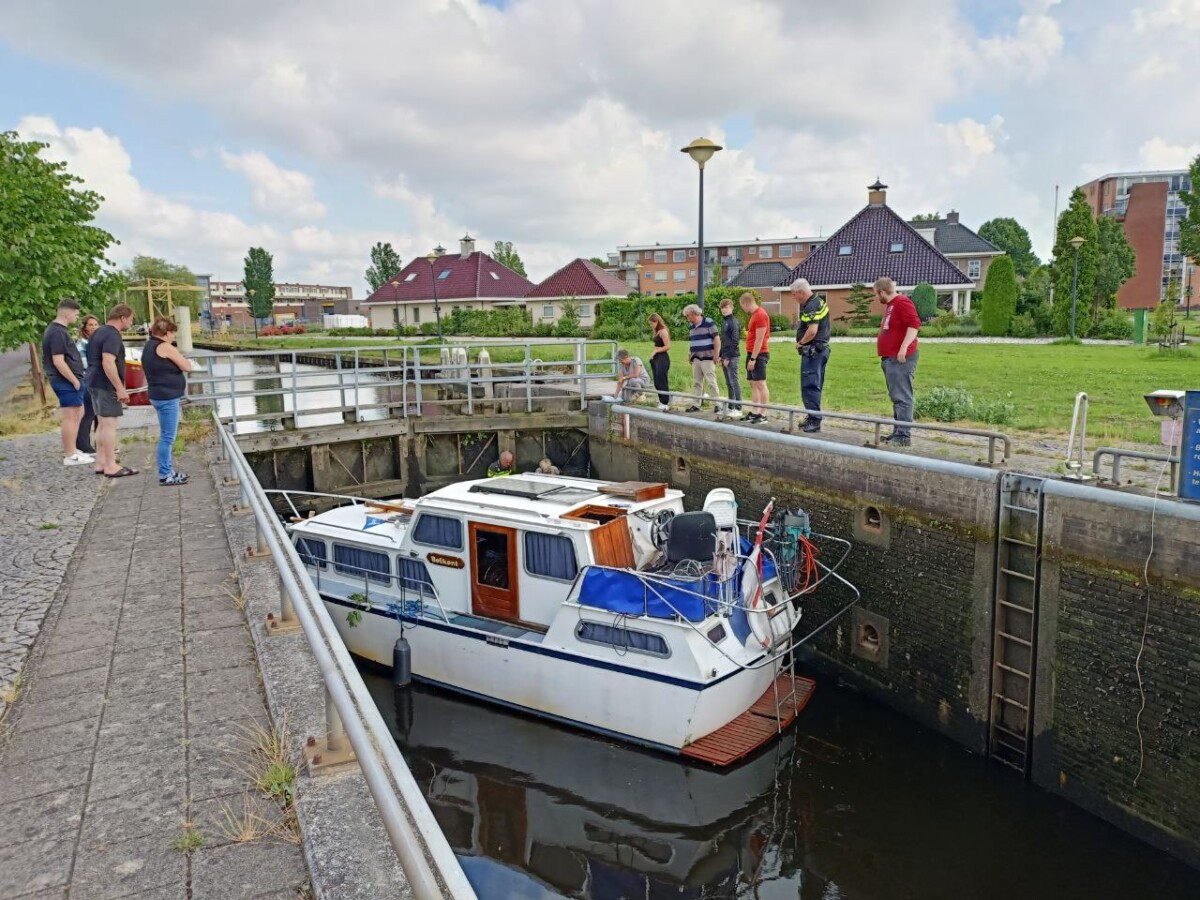 Man valt van boot en belandt in sluis in Scheemda