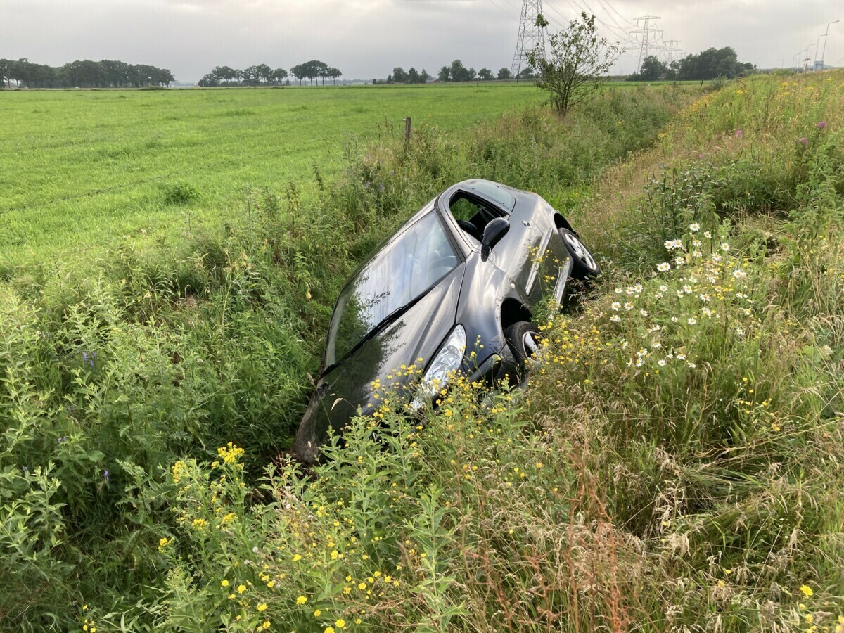 Bestuurder raakt met voertuig van de weg bij Holsloot