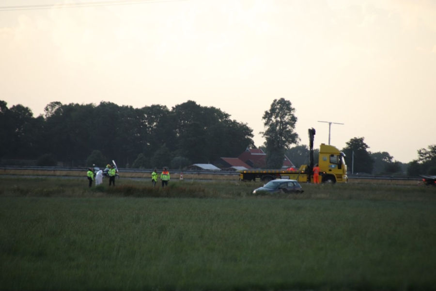 Auto belandt in sloot langs A7 bij Oudehaske