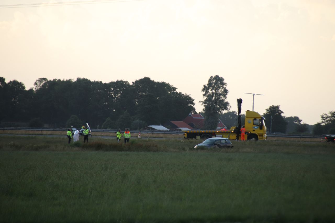 Auto belandt in sloot langs A7 bij Oudehaske