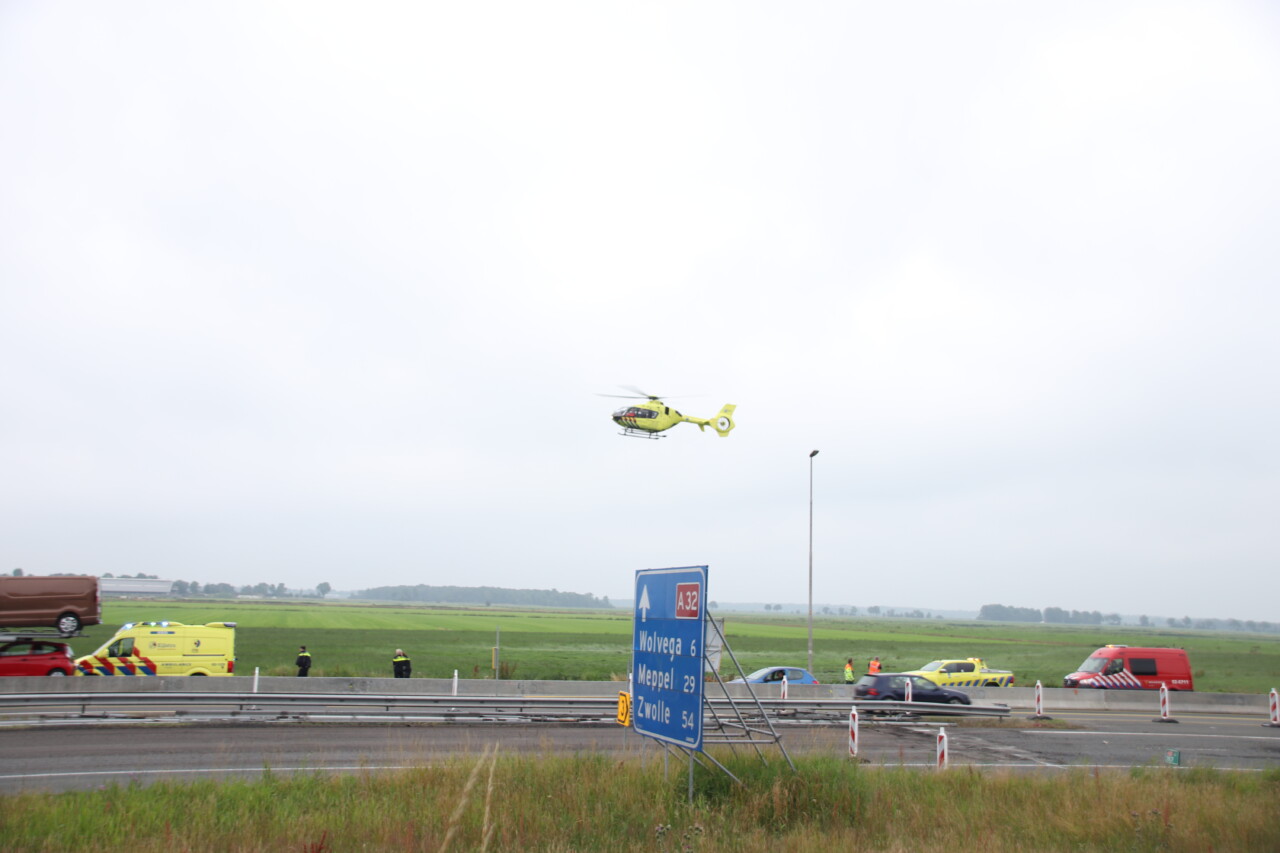 Bestuurder (66) overleden bij eenzijdig ongeval op A32