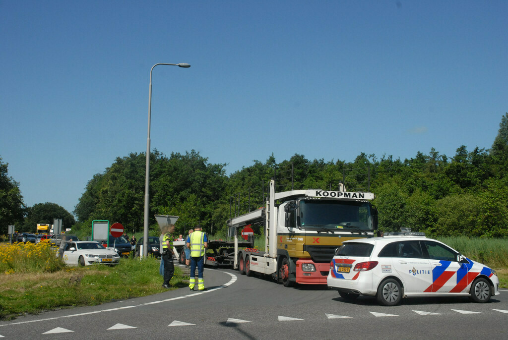 Vrachtwagen blokkeert afrit A7 bij Boerakker