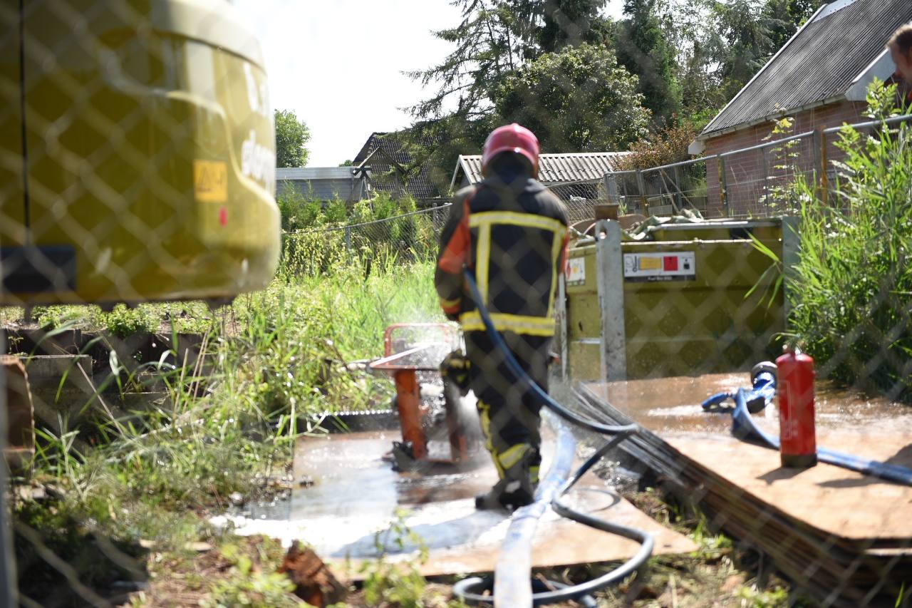 Waterpomp vliegt in brand op bouwplaats in Finsterwolde