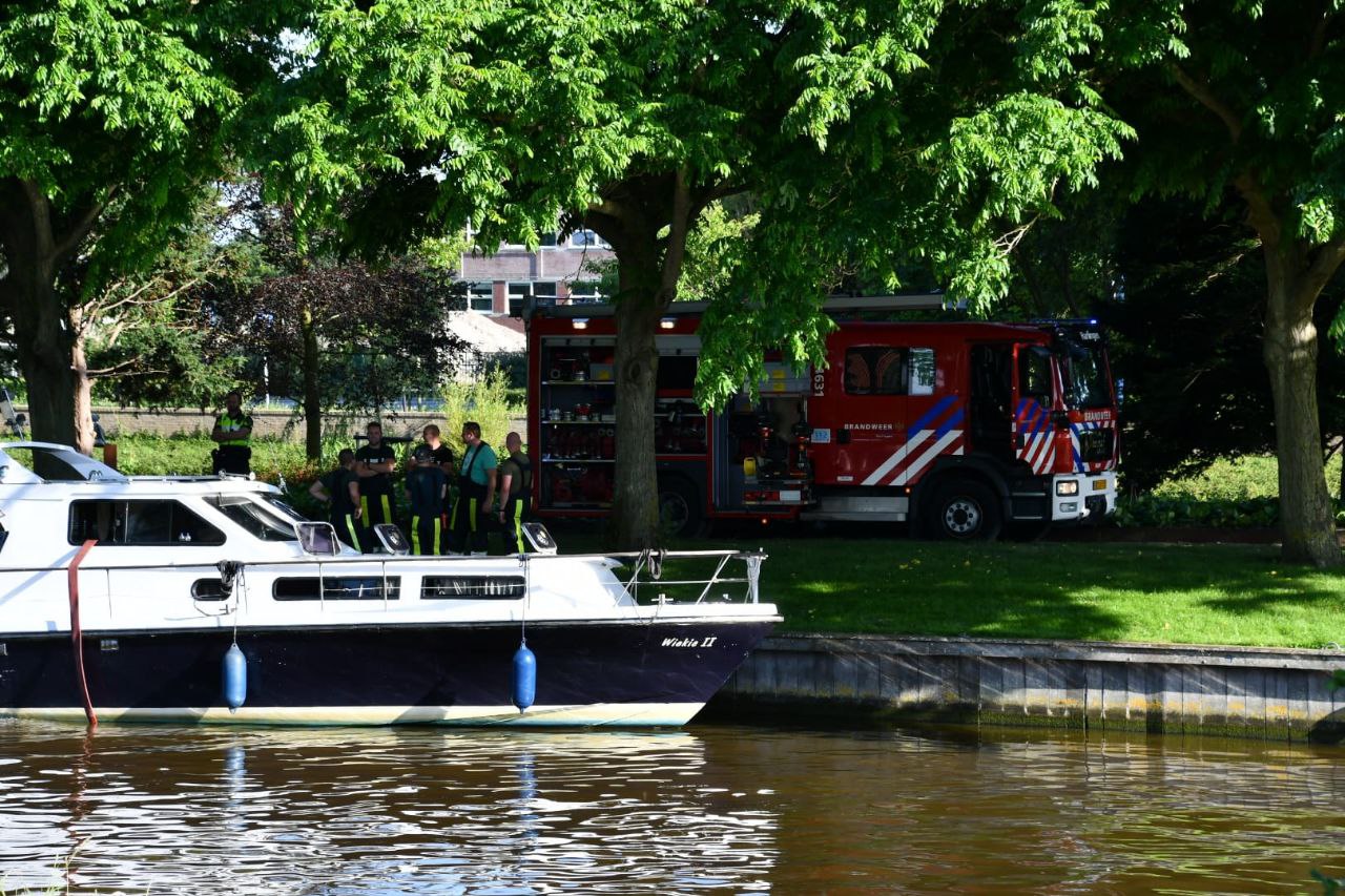Boot maakt water in Harlingen