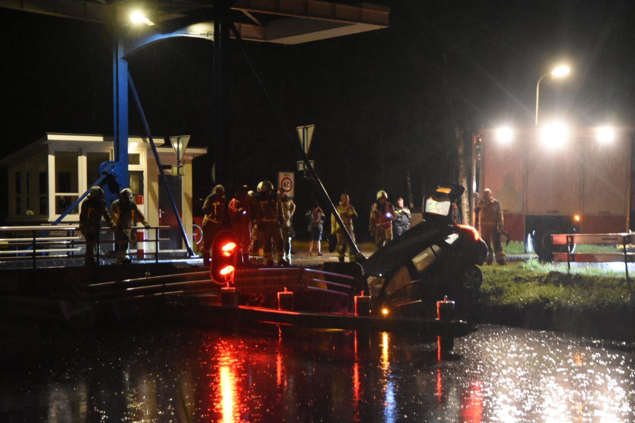 Auto botst tegen brugleuning in Havelte